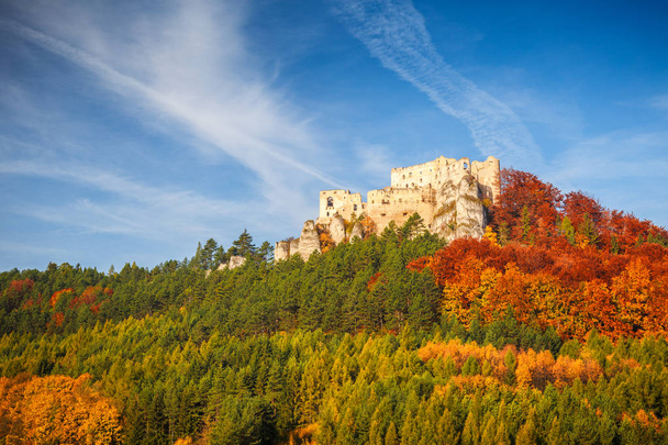 Średniowiecznego zamku Lietava w sezonie jesiennym. - Zdjęcie, obraz
