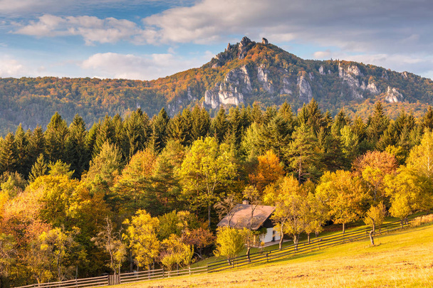 Montagnes dans les roches de Sulov Réserves naturelles à l'automne
. - Photo, image