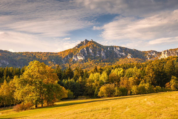 Montagne nelle rocce Sulov Le riserve naturali in autunno
. - Foto, immagini