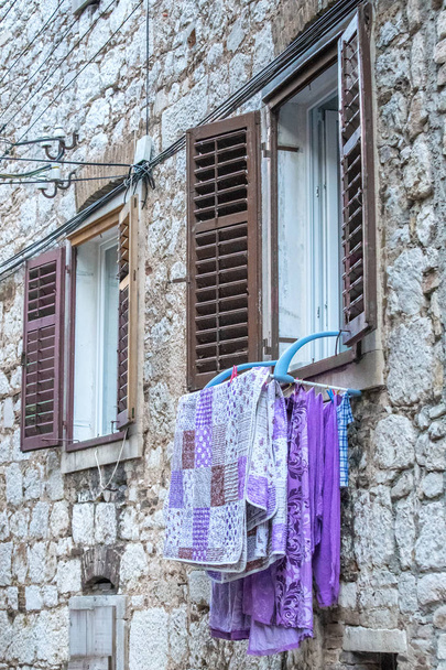 Washed towels hanging on the window. - Foto, imagen