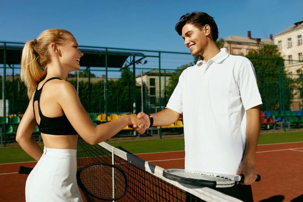 Tennis. Homme et femme se serrent la main avant de jouer au tennis
 - Photo, image
