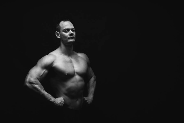 Сильний атлетичний чоловік кричить голим м'язовим тілом
 - Фото, зображення