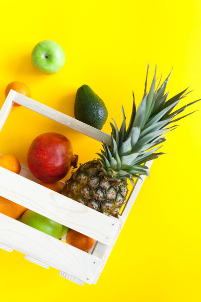 tropical fruits in wooden box - Foto, afbeelding