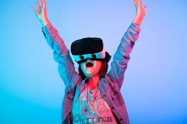 Criança experimentando com fone de ouvido de realidade virtual
 - Foto, Imagem