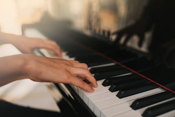 Klaviermusik Pianist Hände spielen. Musikinstrument Flügel Details mit Performer Hand auf weißem Hintergrund - Foto, Bild