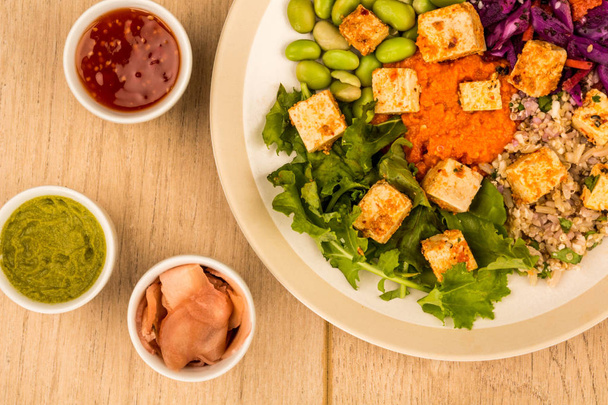 Estilo asiático picante Vegan ou vegetariano Tofu Salada
 - Foto, Imagem