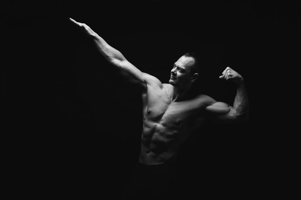 Vahva urheilullinen mies näyttää alasti lihaksikas elin
 - Valokuva, kuva