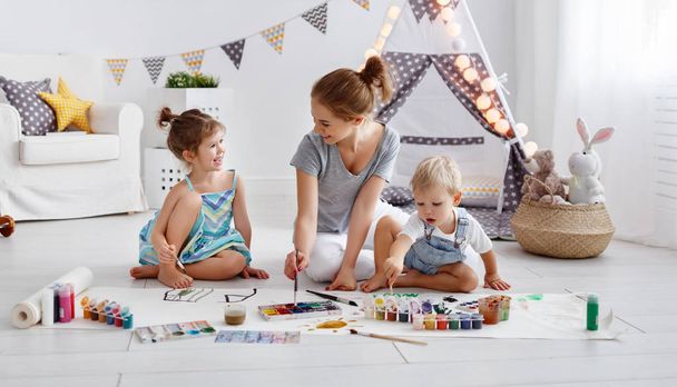 tvořivost dětí. matka a děti kreslit barvy ve hře - Fotografie, Obrázek