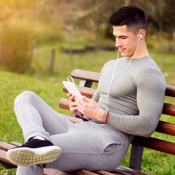 sporty young man using tablet - Photo, Image
