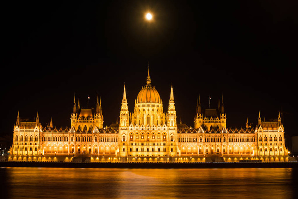 Ungarisches Parlament in der Nacht - Foto, Bild