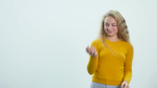 Girl playing with soap bubbles - Felvétel, videó