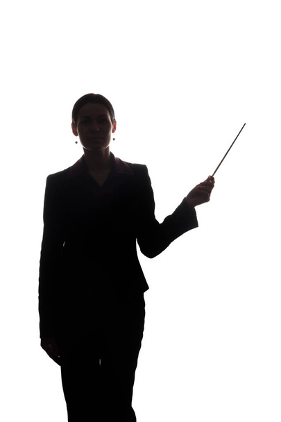 Jeune femme en costume regarder vers l'avant et montre pointeur vers l'avant - silhouette
 - Photo, image