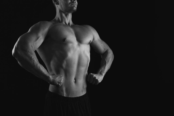 Homem atlético forte mostra corpo muscular nu
 - Foto, Imagem