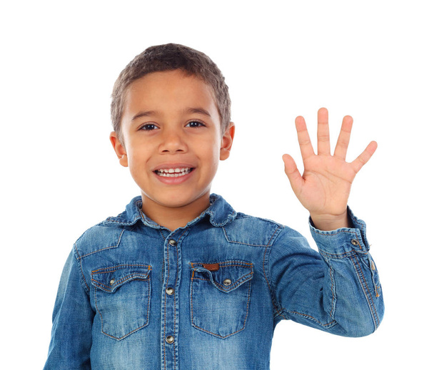 милий щасливі африканських хлопчик в джинсових сорочка підрахунку з його пальців, ізольовані на білому тлі - Фото, зображення