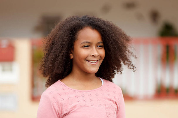Ładna dziewczyna African American uśmiechający się na ulicy - Zdjęcie, obraz