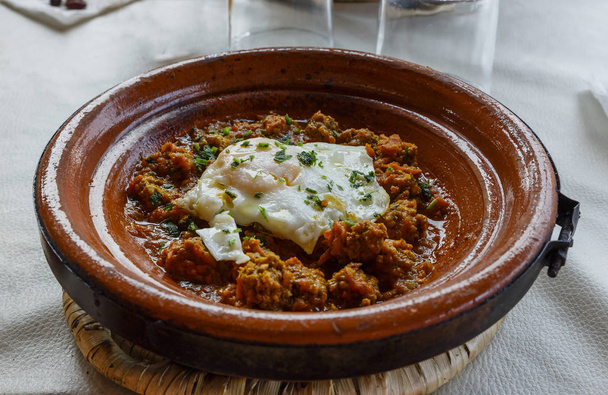 tajine con huevo y carne, morocco
 - Foto, imagen