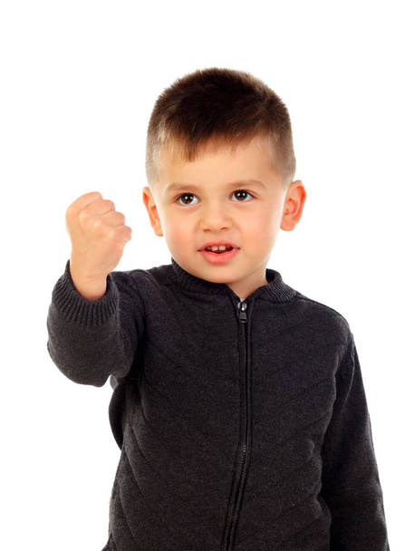 сердитый маленький мальчик показывает кулак изолированы на белом фоне
 - Фото, изображение