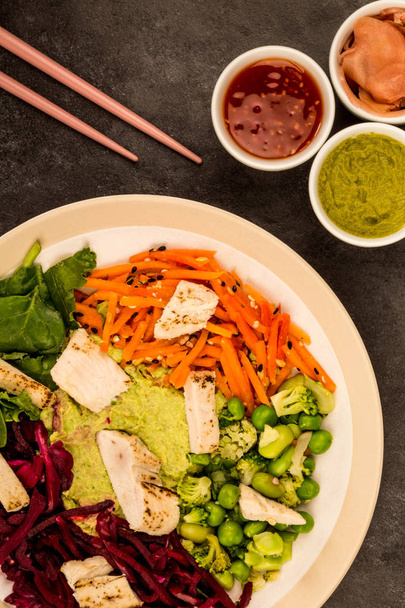 Азіатський стиль Chargrilled Курячий салат з Червоної капусти морква Edamame боби і хумус - Фото, зображення