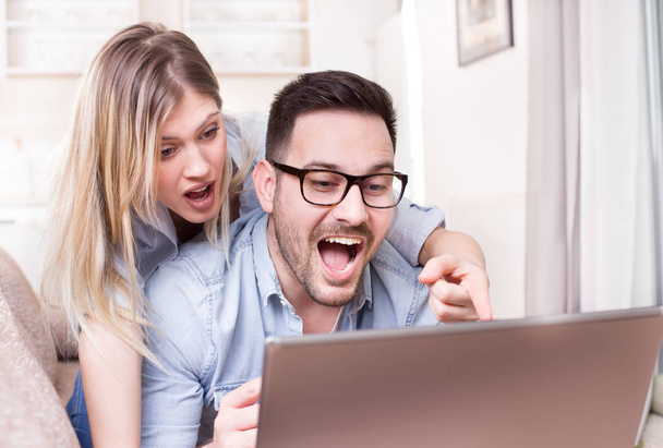 Couple looking at laptop ans smiling - 写真・画像