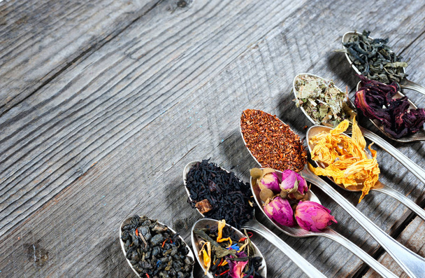 die verschiedenen Teesorten, die als Muster in den Silberlöffeln präsentiert werden, Ansicht von oben - Foto, Bild