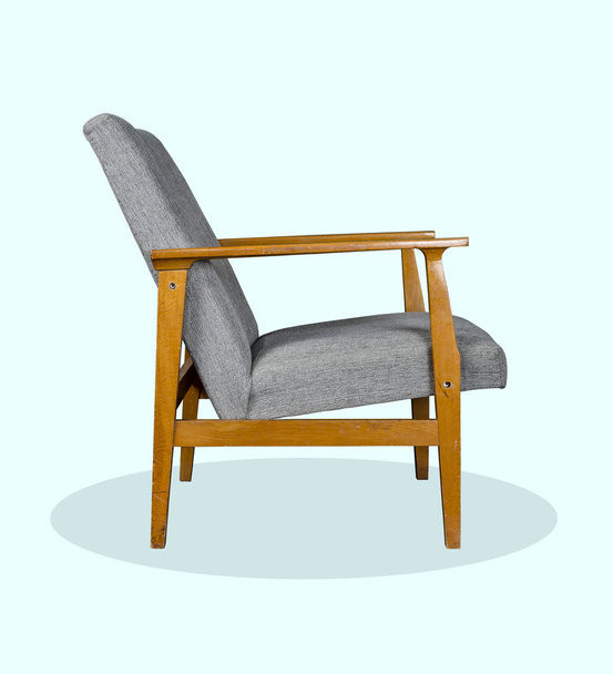 Un vieux fauteuil avec couverture grise
 - Photo, image