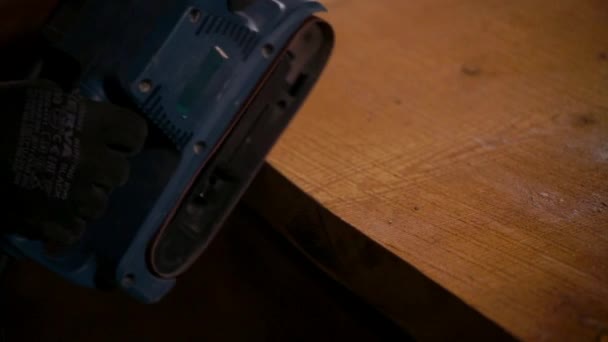 Close-up shot van een mans handen, die het einde van een houten balk staven - Video