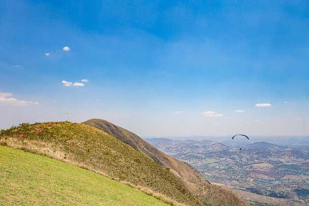 ベロオリゾンテ、ミナスジェ ライス州、ブラジル。世界の山の上から飛ぶパラグライダー - 写真・画像