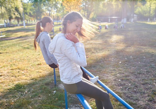 κορίτσι κάνει σπορ για το Αθλητικό έδαφος κατάρτισης άσκηση άσκηση δρόμου πάρκο προπόνηση - Φωτογραφία, εικόνα