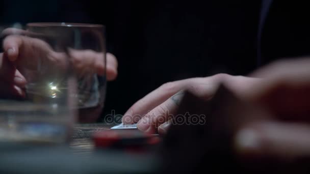 男がテーブルの上に彼の指をタップします。 - 映像、動画