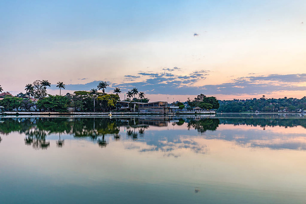 Belo Horizonte, miasto i gmina w Brazylii, w stanie Minas Gerais. Widok na jezioro Pampulha w zachód słońca - Zdjęcie, obraz