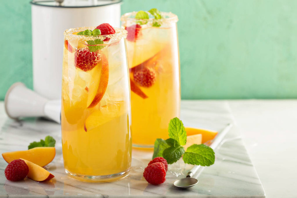 Colorful refreshing cold summer drink with peaches - Foto, Imagem