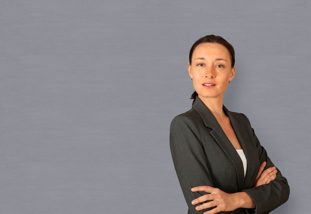 Businesswoman standing with arms crossed - Valokuva, kuva