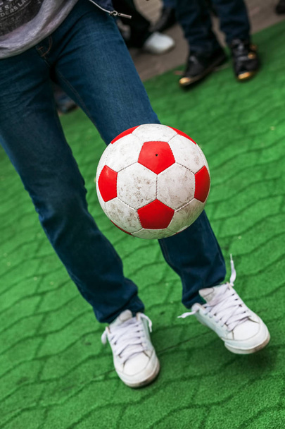 Хлопець жонглює з футбольним м'ячем - Фото, зображення