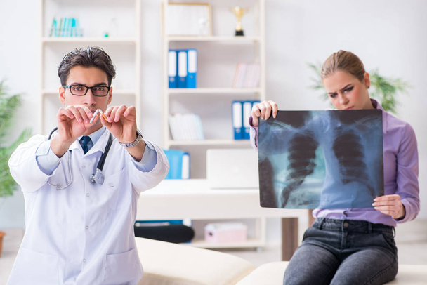 Arzt untersucht Röntgenbilder des Patienten - Foto, Bild