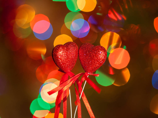 Mooie rode Cyclamen bloemen in geel Pot met Valentijn hart decoratie in rustiek hout vignet met kamer of ruimte voor kopiëren, tekst, uw woorden. Vierkante close-up, zijaanzicht. - Foto, afbeelding