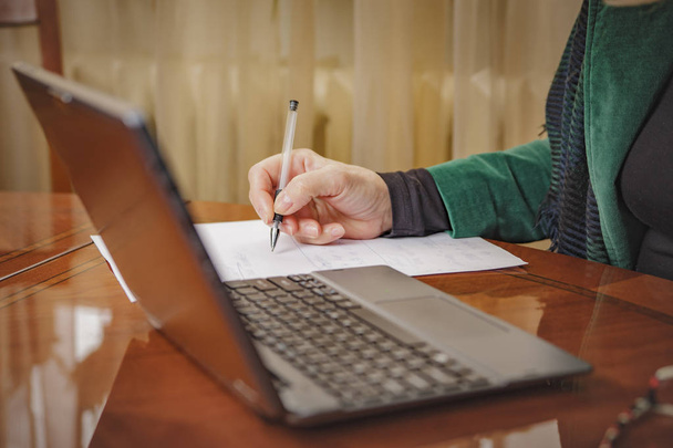 Ηλικιωμένη γράψιμο κάτω αποφάσεις, εργασία από το σπίτι - Φωτογραφία, εικόνα