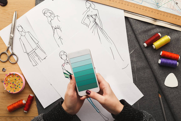Bovenaanzicht op vrouw ontwerper tekening kleren schetsen - Foto, afbeelding
