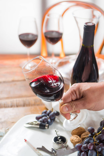 Professionelle Rotweinverkostung mit hochwertigem Weinglas - Foto, Bild