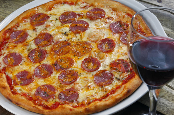pepperoni pizza with cheese - Zdjęcie, obraz