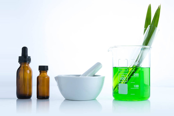 herbal medicine natural organic and scientific glassware - Valokuva, kuva