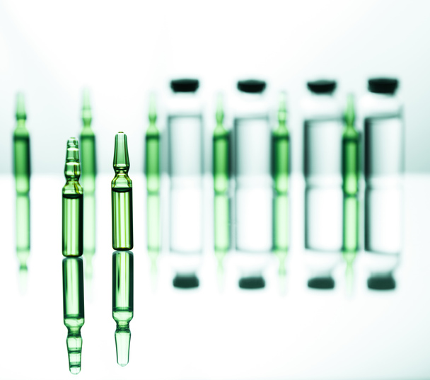 Objeto de grupo del agente medicinal líquido en cristalería transparente en laboratorio médico
 - Foto, imagen