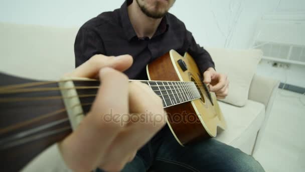 Close-up of a mans hands playing a guitar - Záběry, video