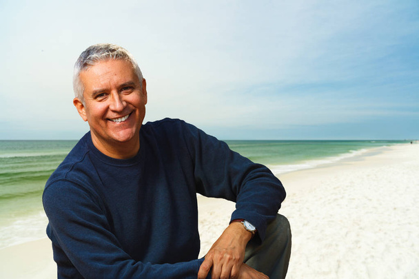 Przystojny średnim wieku człowiek plenerowej z tłem beach Florida żebrać. - Zdjęcie, obraz