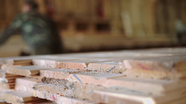 Trabalhadores carregam tábuas de madeira coloca-lo em pilhas em madeira
 - Filmagem, Vídeo