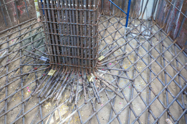 ocelové tyče pro sloupec Vyztužený beton s výztuží ve staveniště - Fotografie, Obrázek