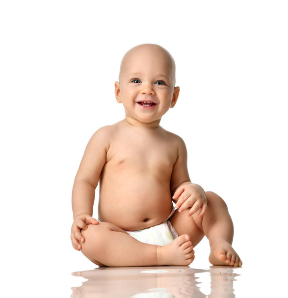 Säugling Baby Junge Kleinkind sitzt nackt in Windel glücklich lächelnd - Foto, Bild