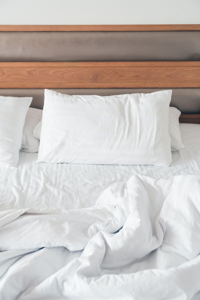 Λευκό μαξιλάρι με διακόσμηση rumpled κρεβάτι στο υπνοδωμάτιο εσωτερικό - Φωτογραφία, εικόνα