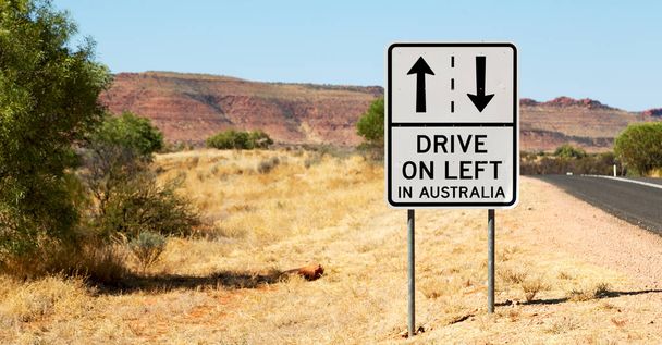 en Australie le signe de conduite à gauche comme concept de sécurité
 - Photo, image