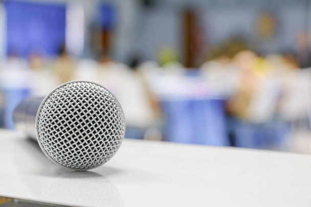 microphone Gros plan dans la salle de conférence : sélectionnez focus avec une faible profondeur de champ
. - Photo, image