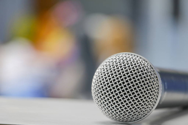 micrófono Primer plano en la sala de conferencias: Seleccione el enfoque con poca profundidad de campo
. - Foto, imagen